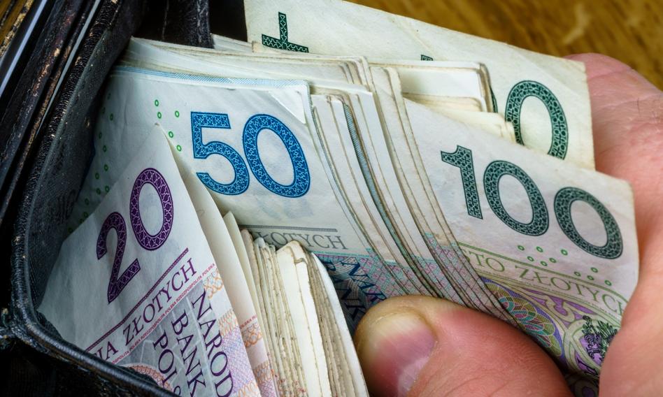 Gotówka w odwrocie? Banki ograniczają dostęp Polakom