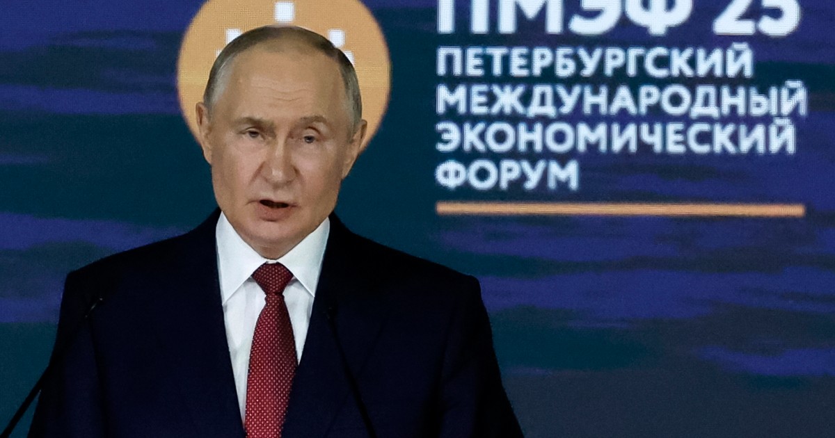 Putin na forum w Petersburgu: Rosja rośnie mimo sankcji